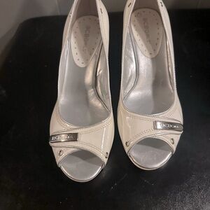 BCBGMAXAZRIA Women's Cream Peep Toe Heels